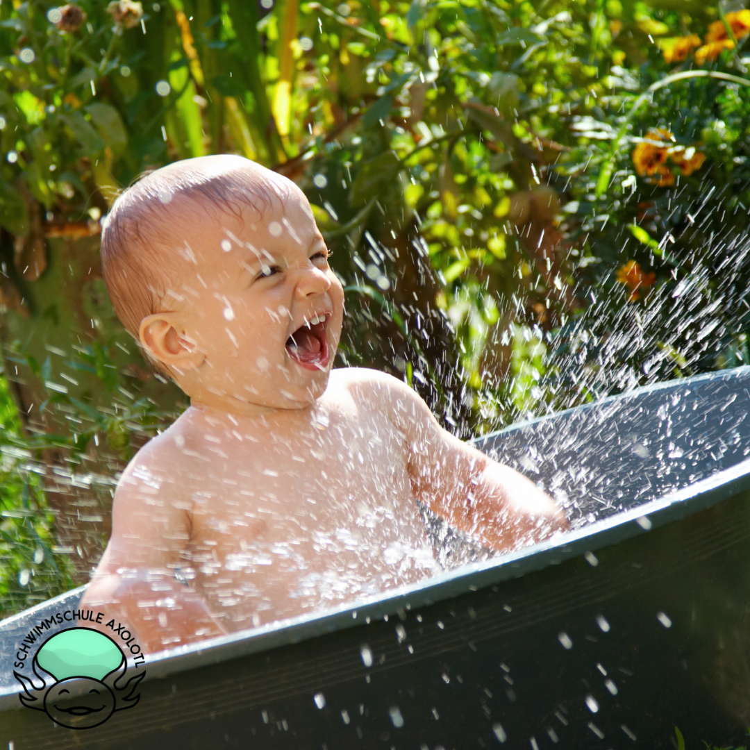 Babyschwimmen, Schwimmschule Axolotl, Schwimmschule Wolfsburg, Wassergew  hnung, l  chelndes Baby, Baby in Badewanne